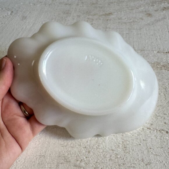 Angel Cherub on Shell Shaped Glass Soap Dish - Milk Glass - Picture 9 of 10
